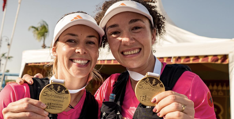 Deux participantes du raid Sahraouiya brandissant leur médaille